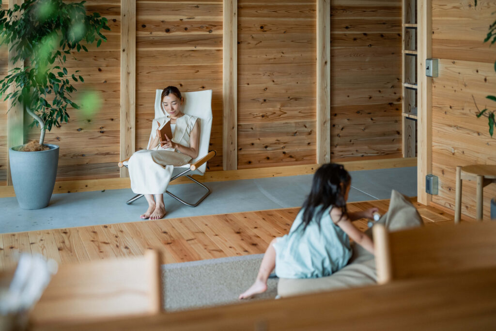 木造住宅でくつろぐ母子